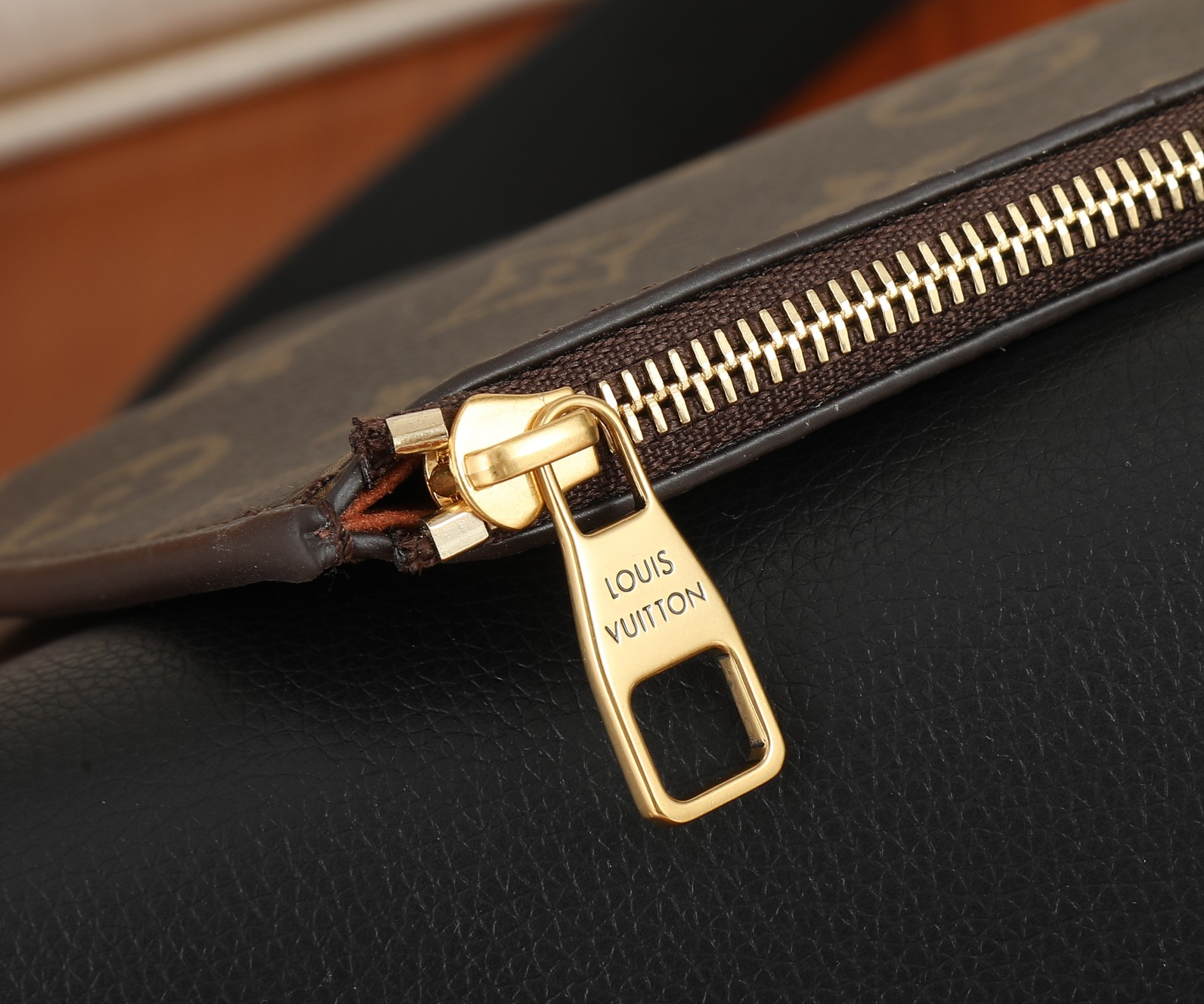 LV small low key hobo M25352 24x28x16cm