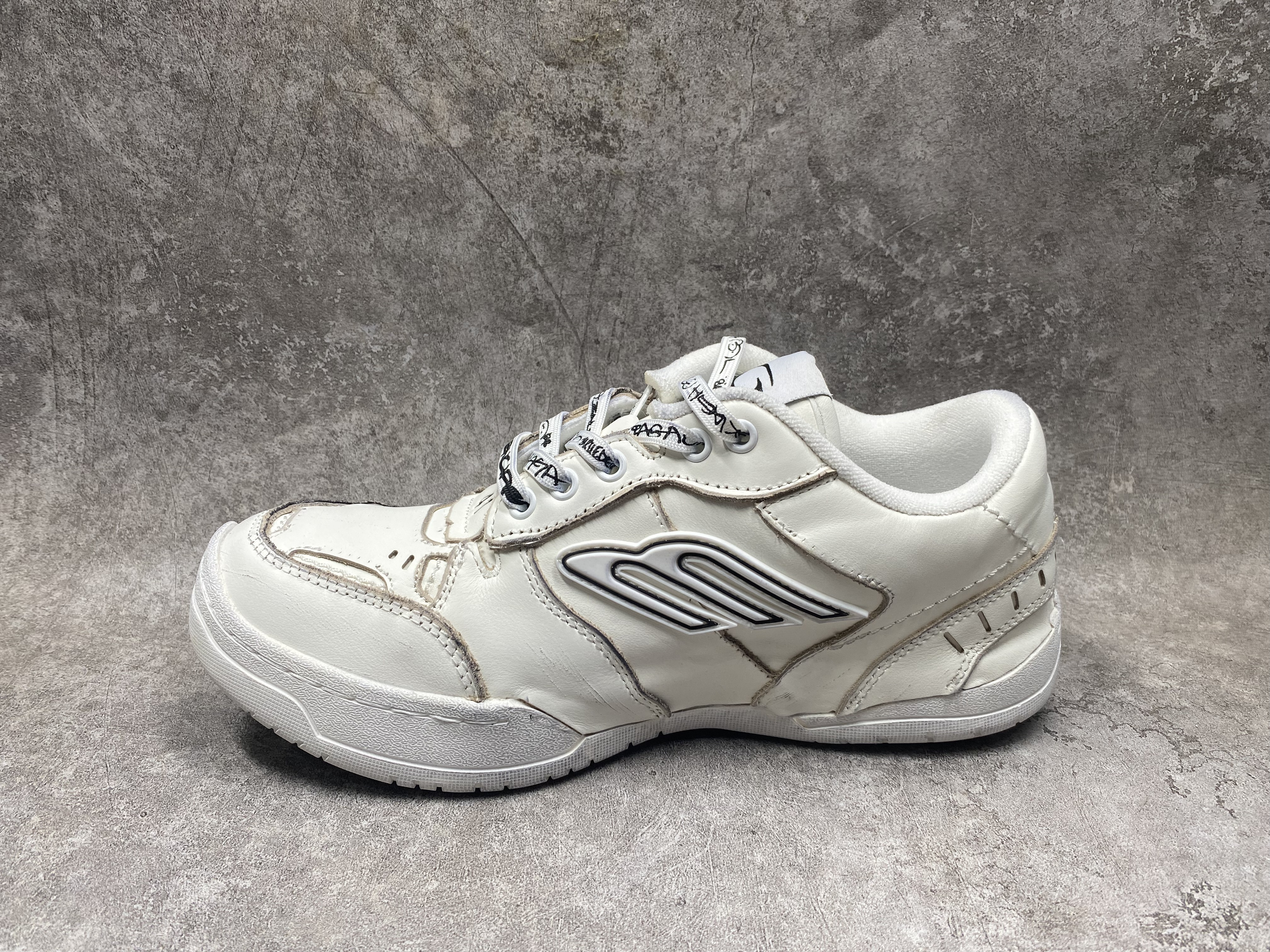 ua Ba*len*cia*ga hamptons medium worn-out sneaker in white(run one size large)