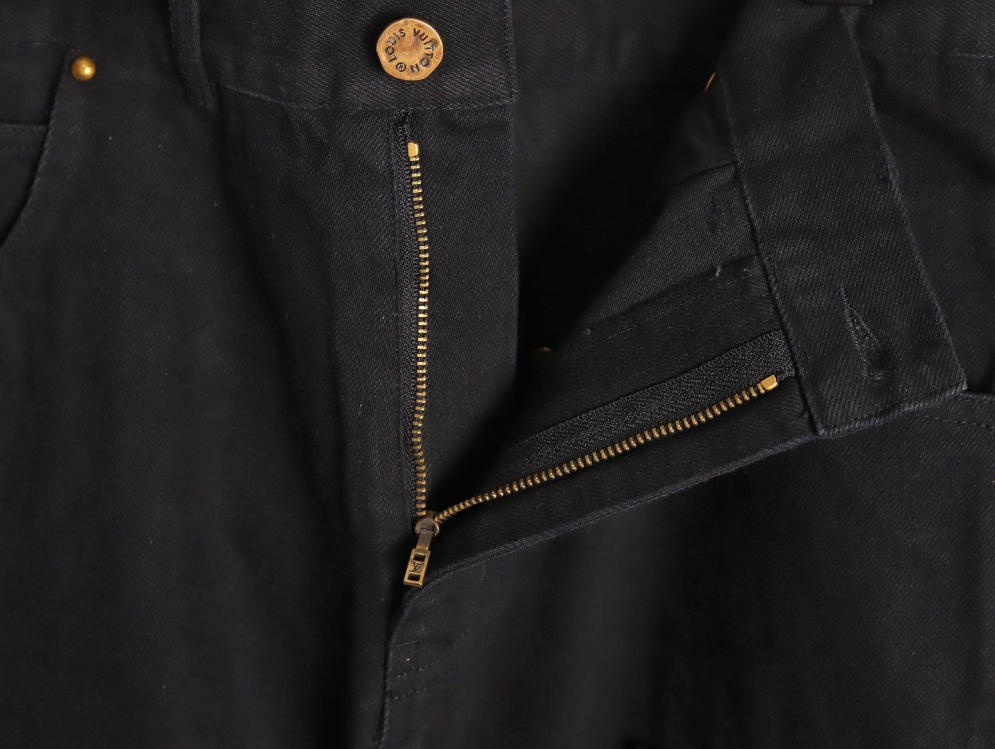 l0*is V*t0n lv shorts