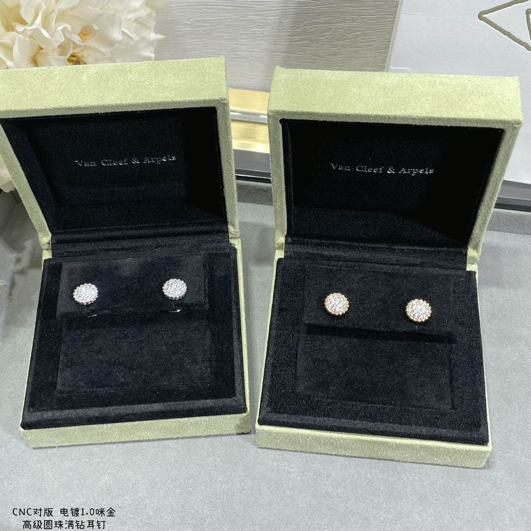 v*n cl*f & arpels round bead full Di*m*nd earrings