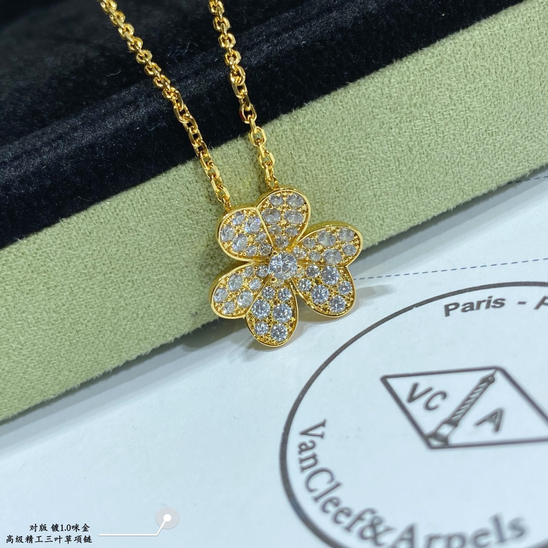v*n cl*f & arpels full Di*m*nd clover necklace