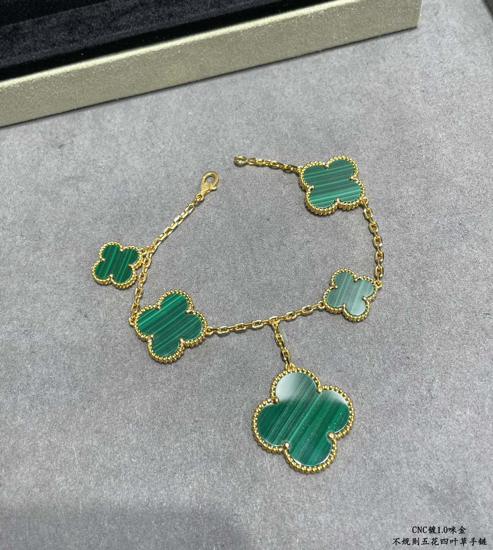 V*N CL*F & arpels natural malachite irregular five-flowered four-leaf clover bracelet