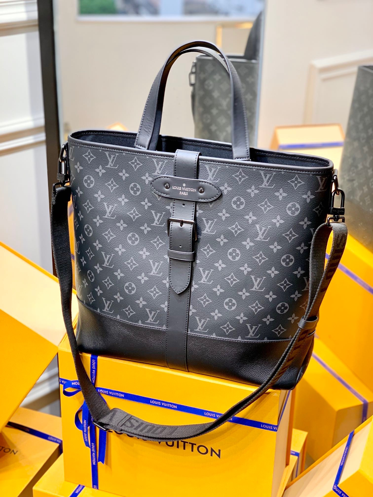 LV SAUMUR TOTE M45914