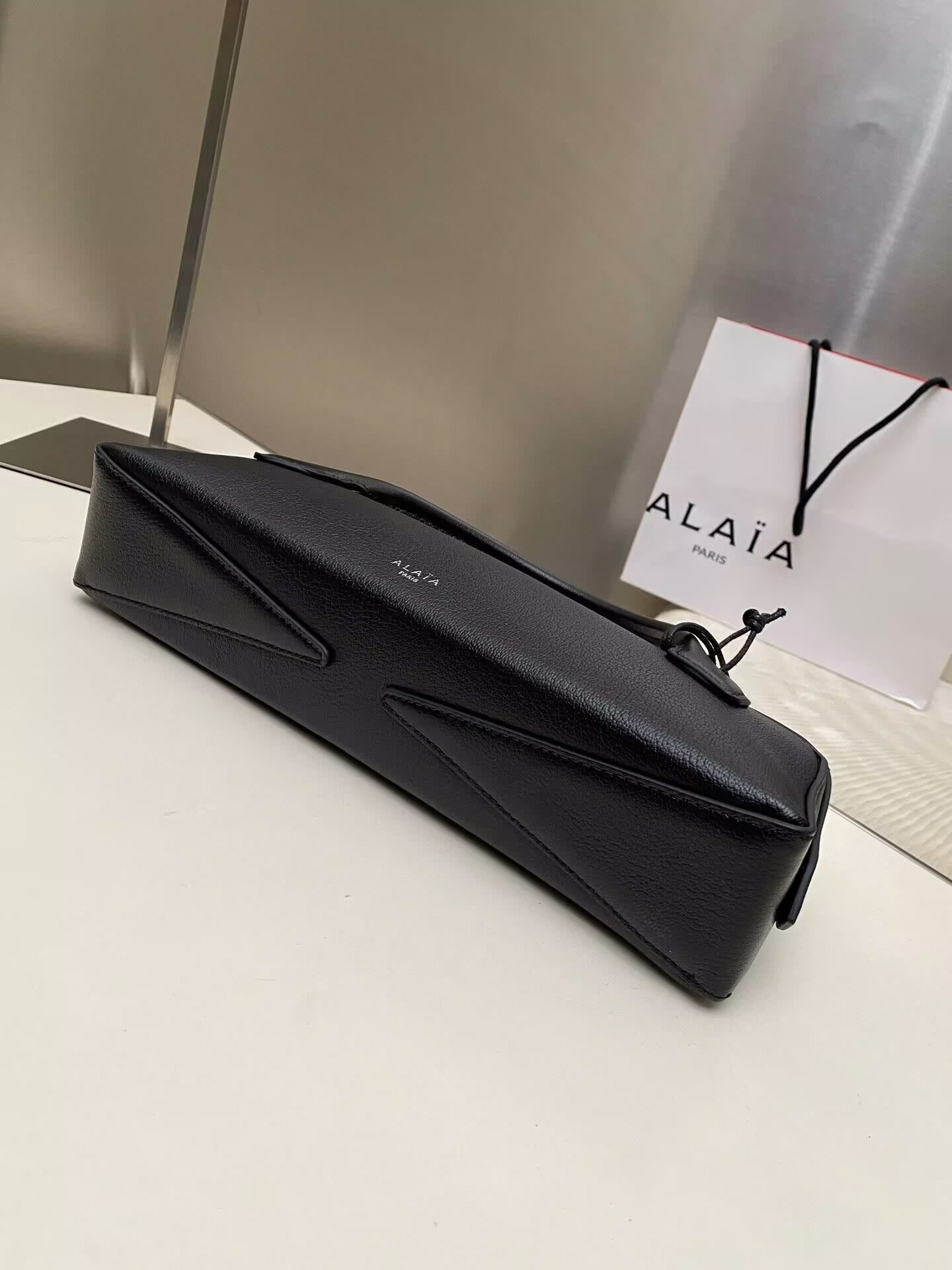 ALAÏA Le Teckel Clutch 31x17x10 cm