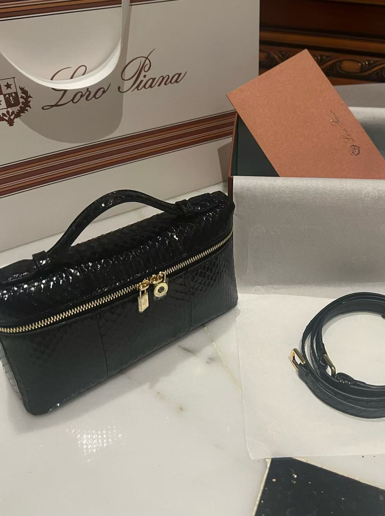 L**o p*ana extra pocket l19 bag 11x19x6.5cm