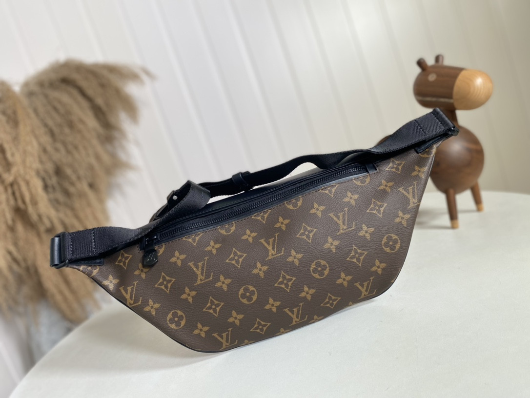 LV DISCOVERY BUMBAG 47x20x9 CM
