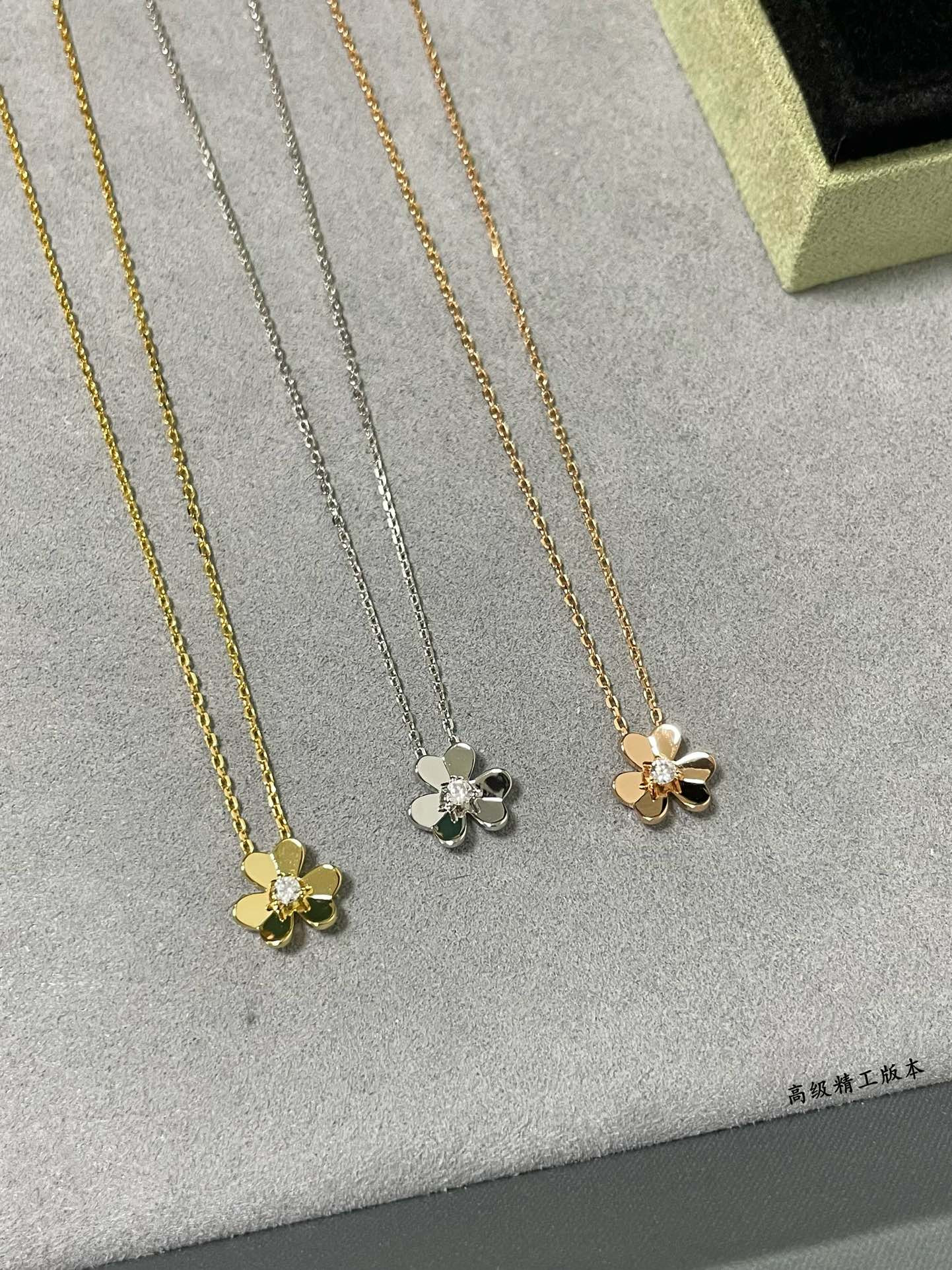 V*N CL*F & arpels mini clover necklace