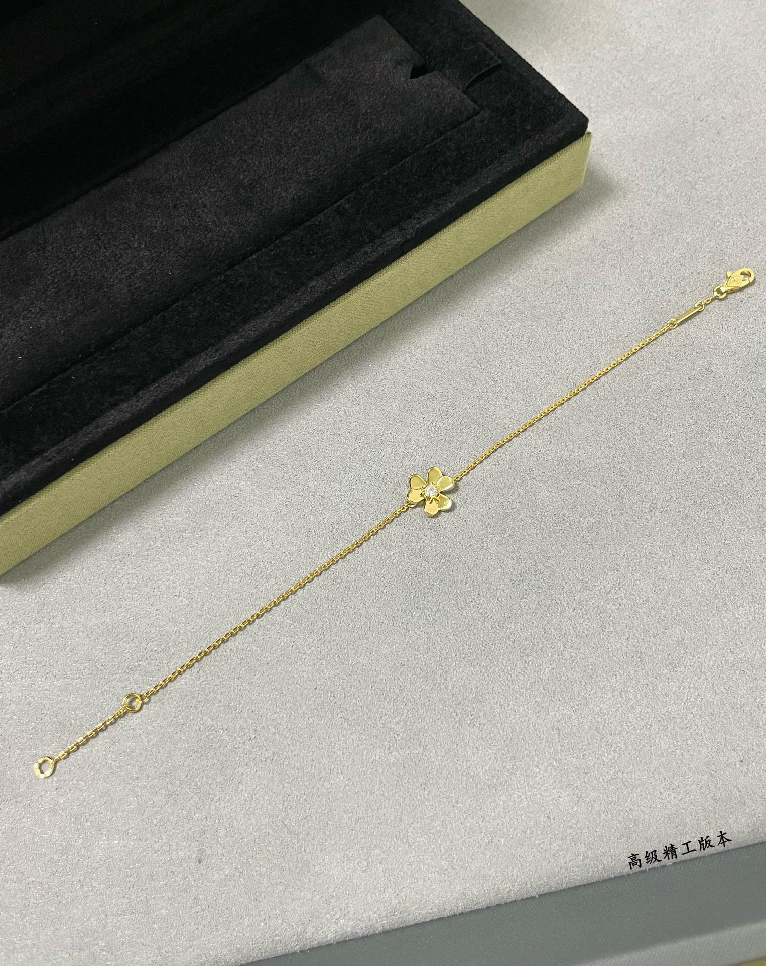 V*N CL*F & arpels mini clover bracelet