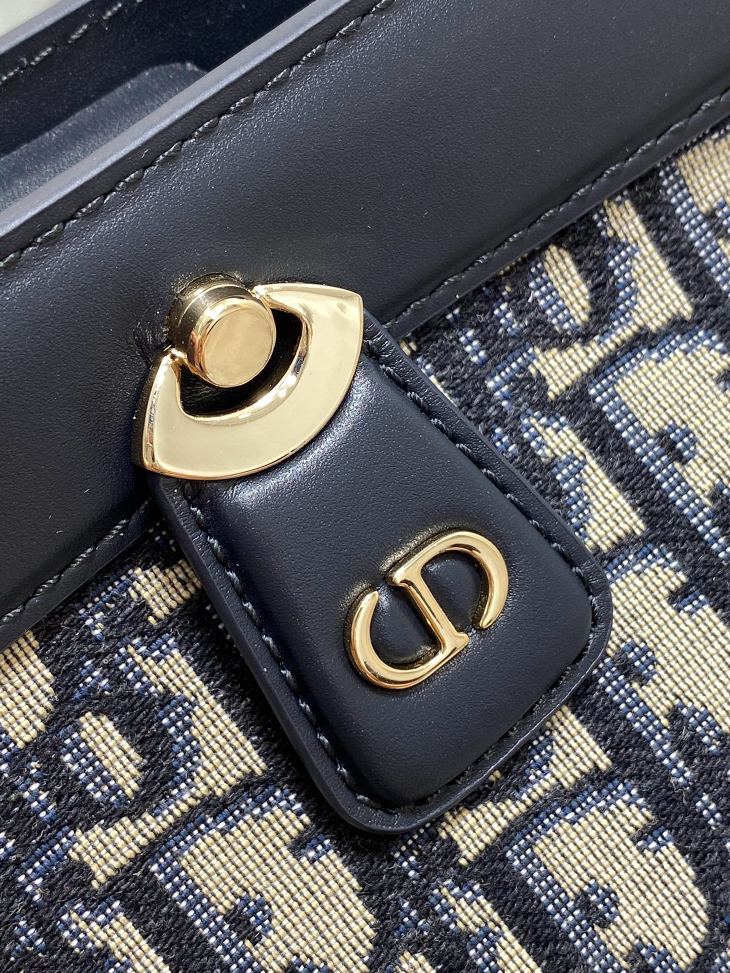 ch**an D*or small D*or key bag 8.5x5x4.5 in