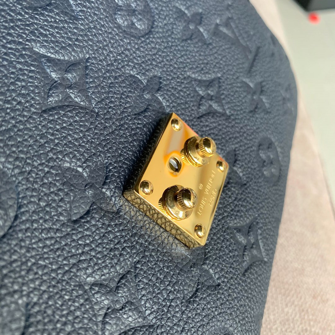 LV POCHETTE METIS M44071