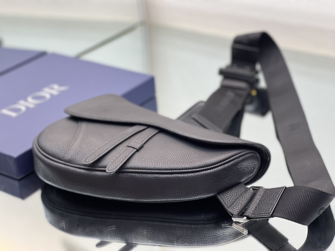 D*or saddle bag black grained calfskin 26 x 19 x 4.5 cm
