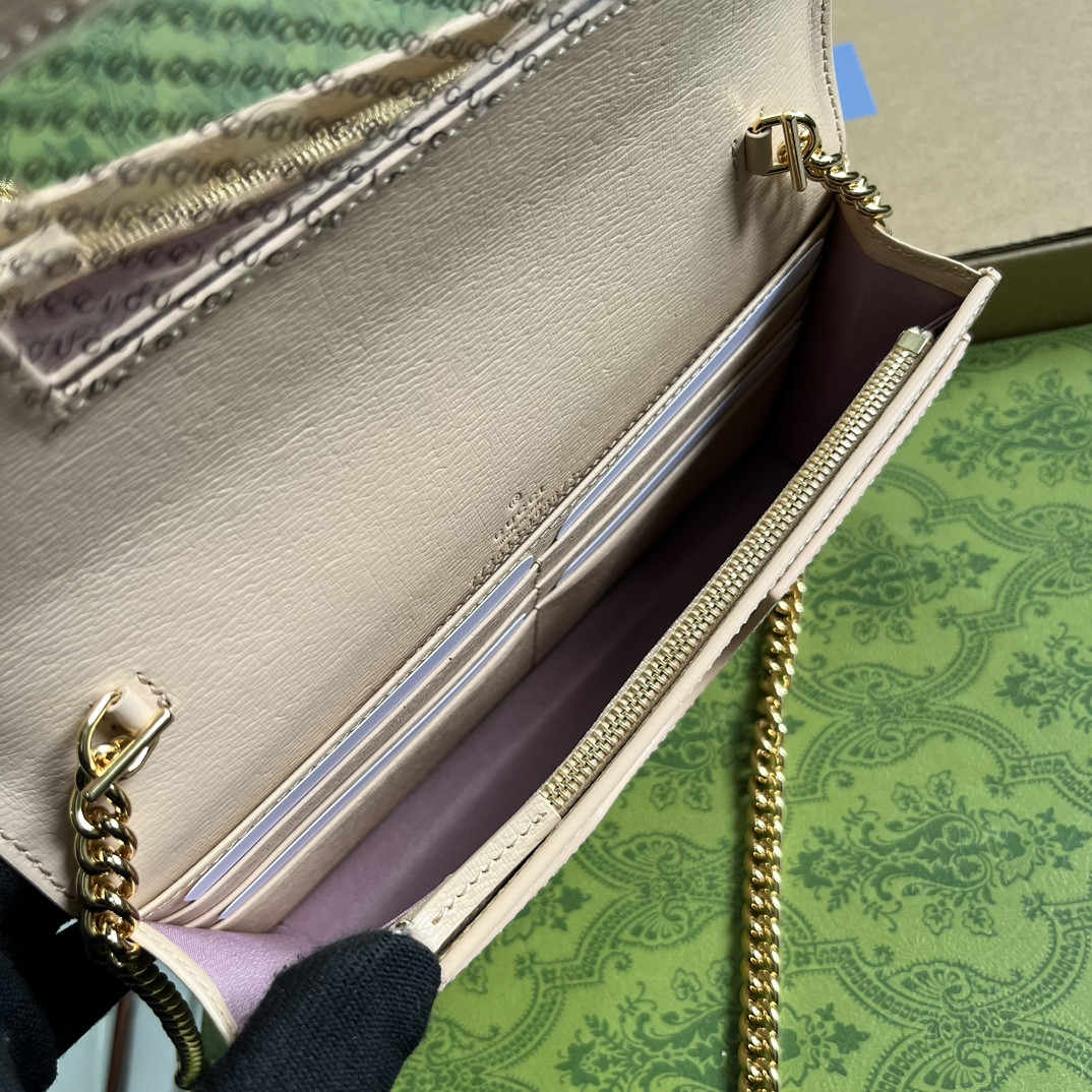 chain wallet with G*u*i script light beige 7.8"w x 5"h x 1.6"d