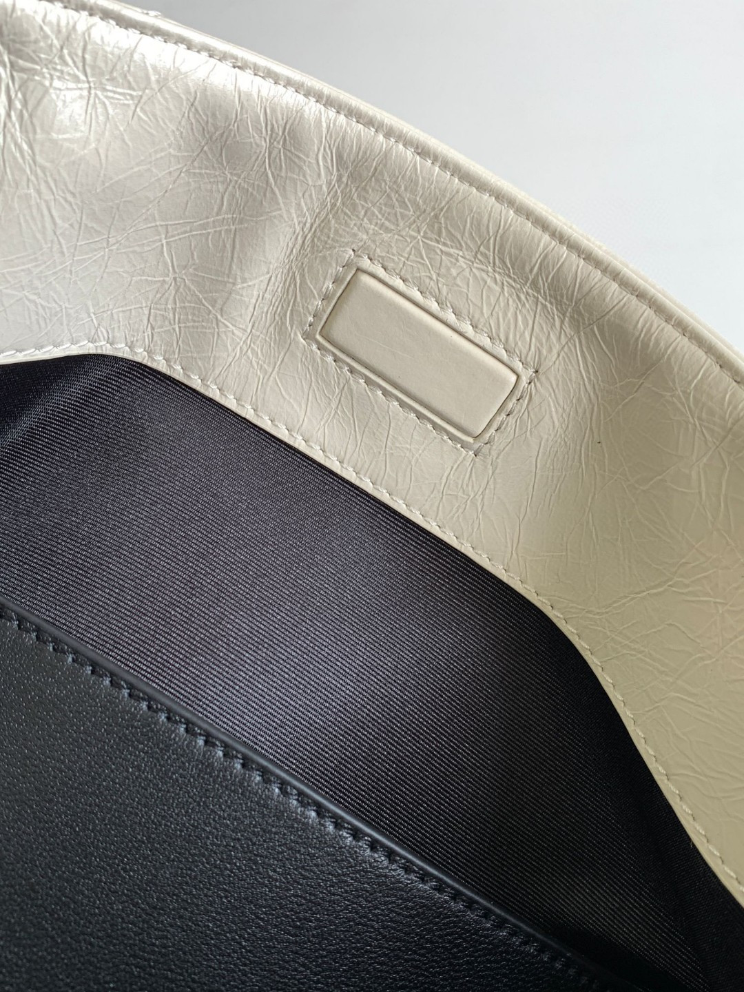 Y*L niki shopping in vintage leather white 12.9 x 10.6 x 4.5 inches