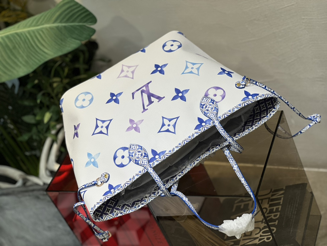 LV M22979 Neverfull MM 12.6 x 11.4 x 6.7 inches Without Box