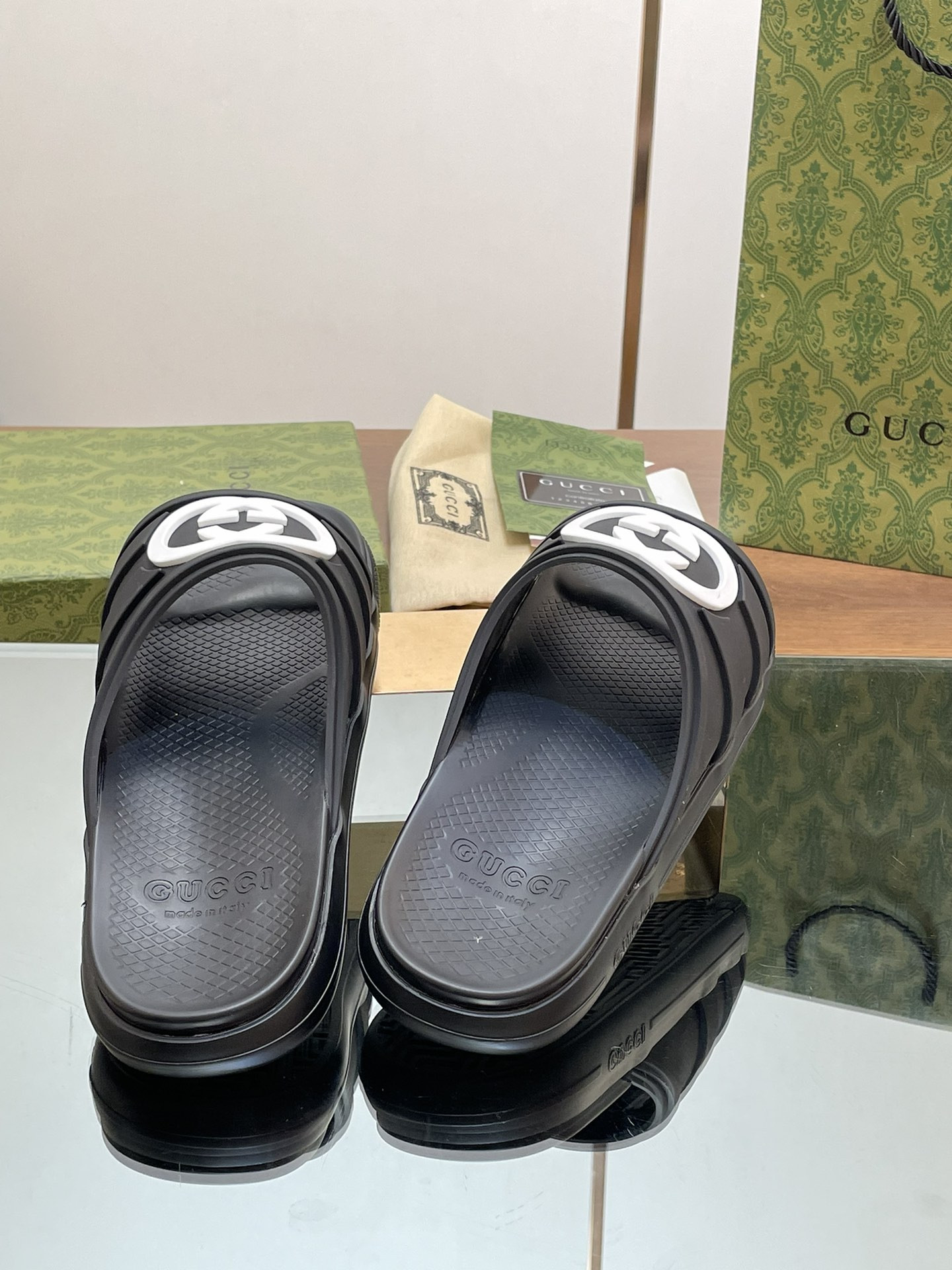 ua G*u*i interlocking g slide sandal