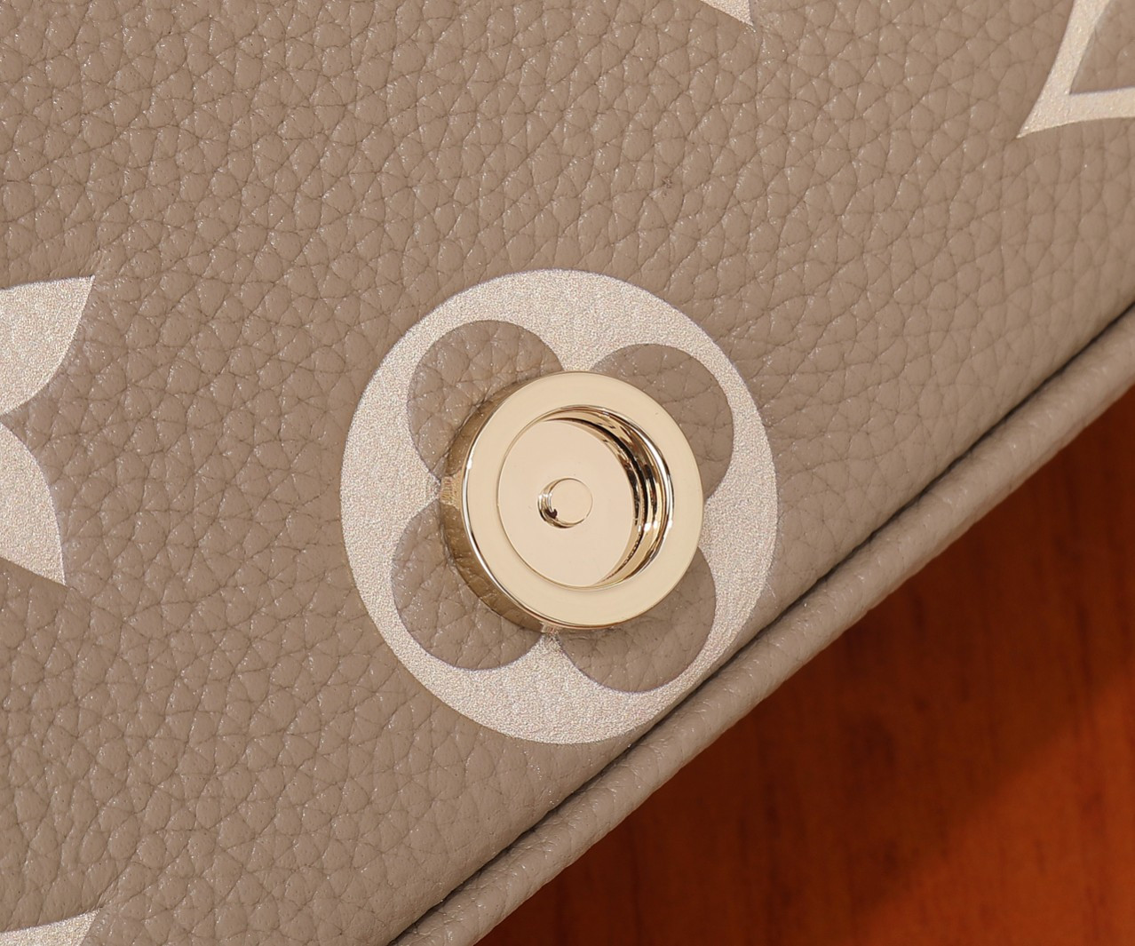 LV Nano Diane M83300 7.5 x 4.1 x 2.4 in