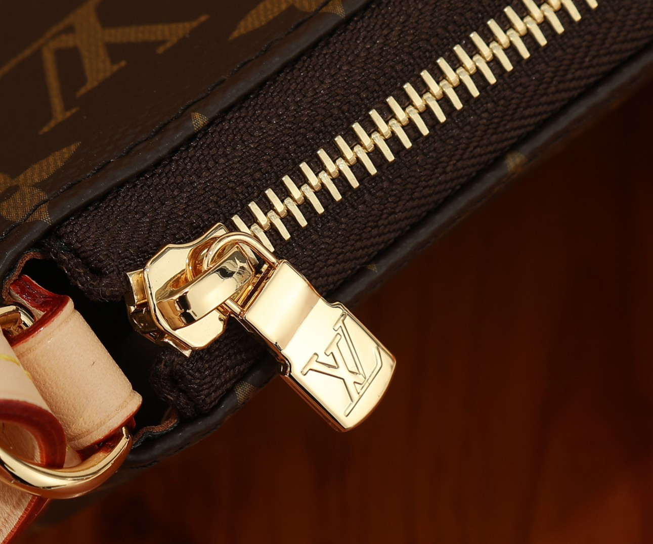 LV Pochette Tirette M12859 8.7 x 4.7 x 2.2 in
