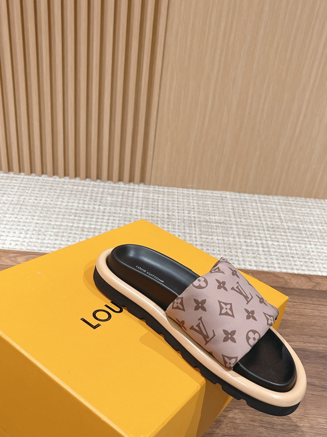 UA LV Pool Pillow Flat Comfort Mule