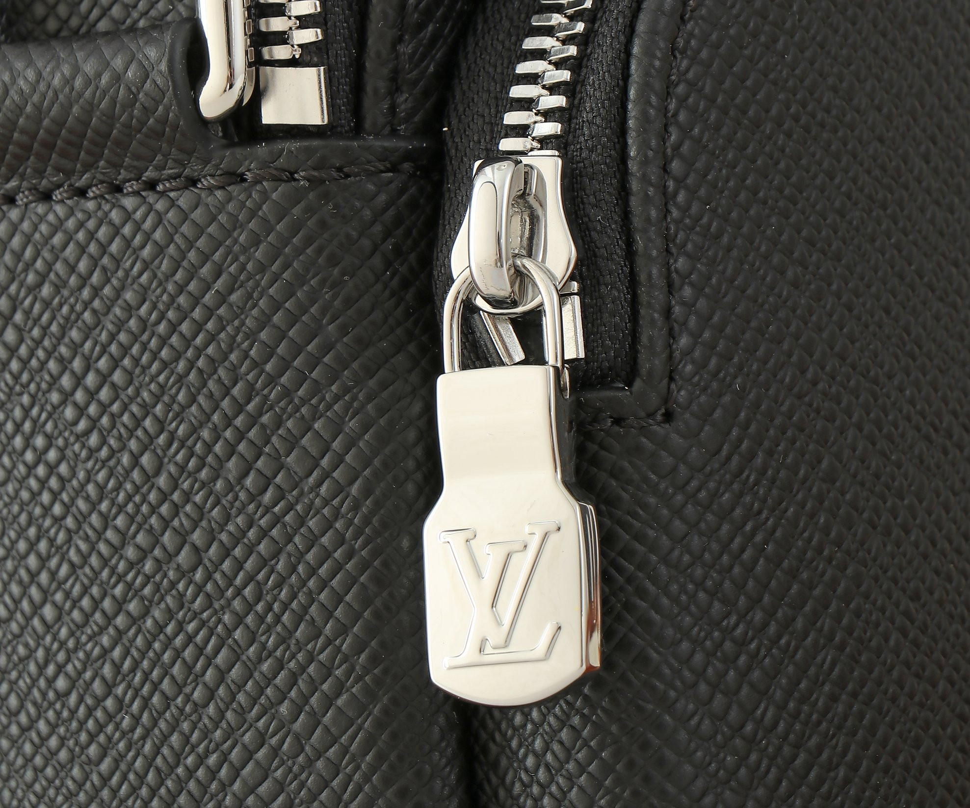 LV District  M11657 22.5x15.5x7.5CM