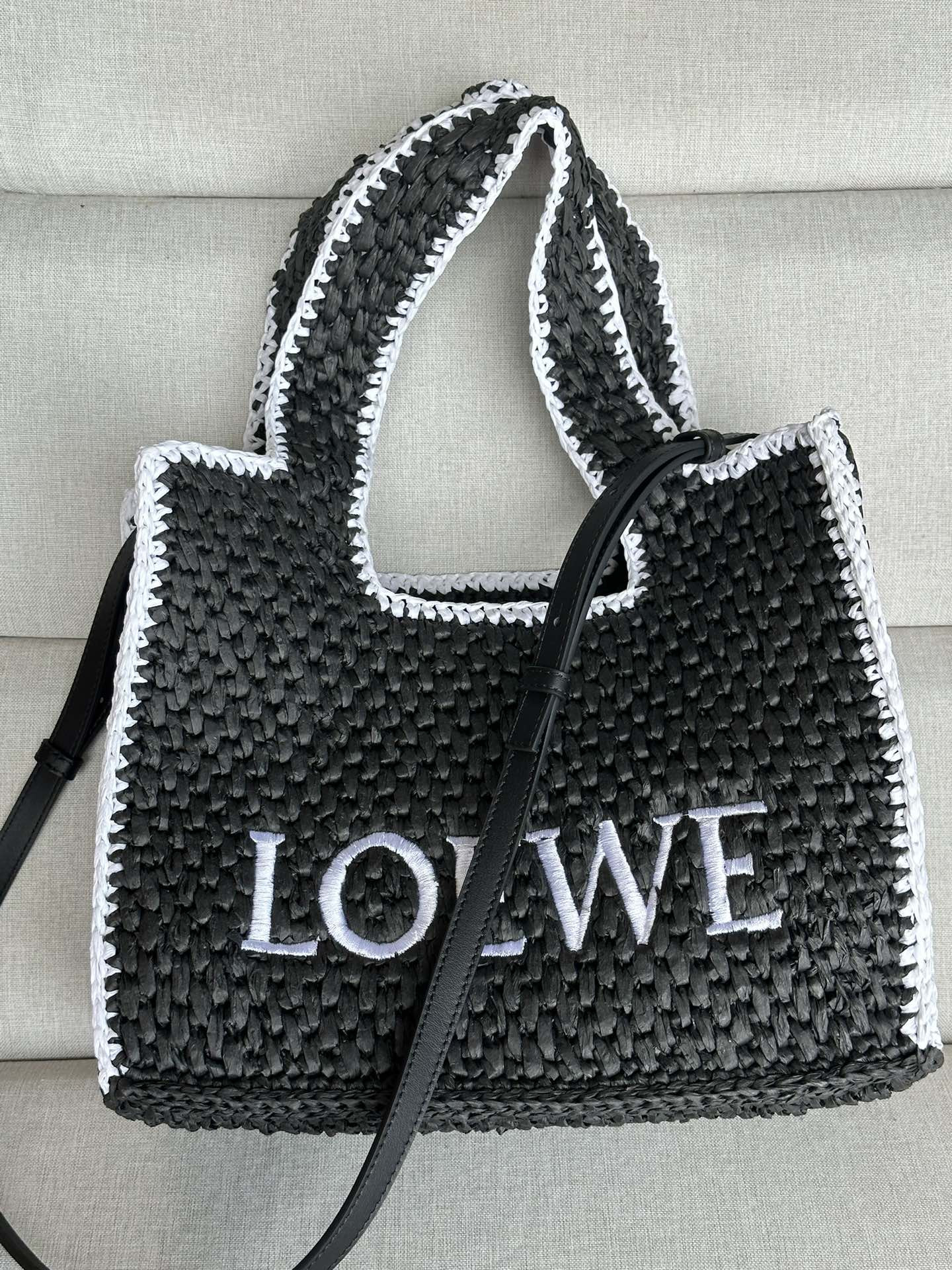 L0ew* font tote 30x25.5x15cm