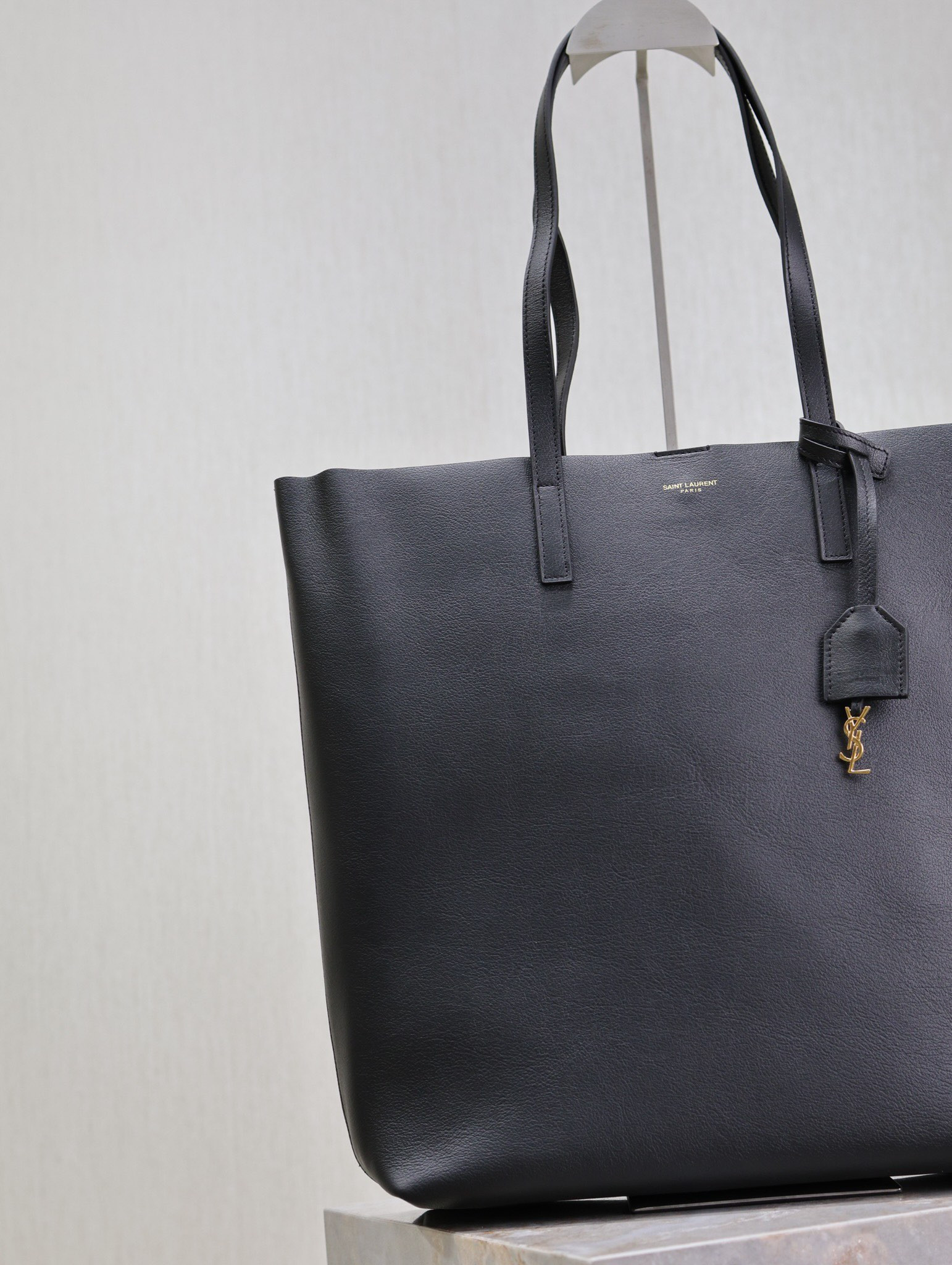 y*l shopping Sa**t Lau*nt in leather 32.5×35×10.5cm