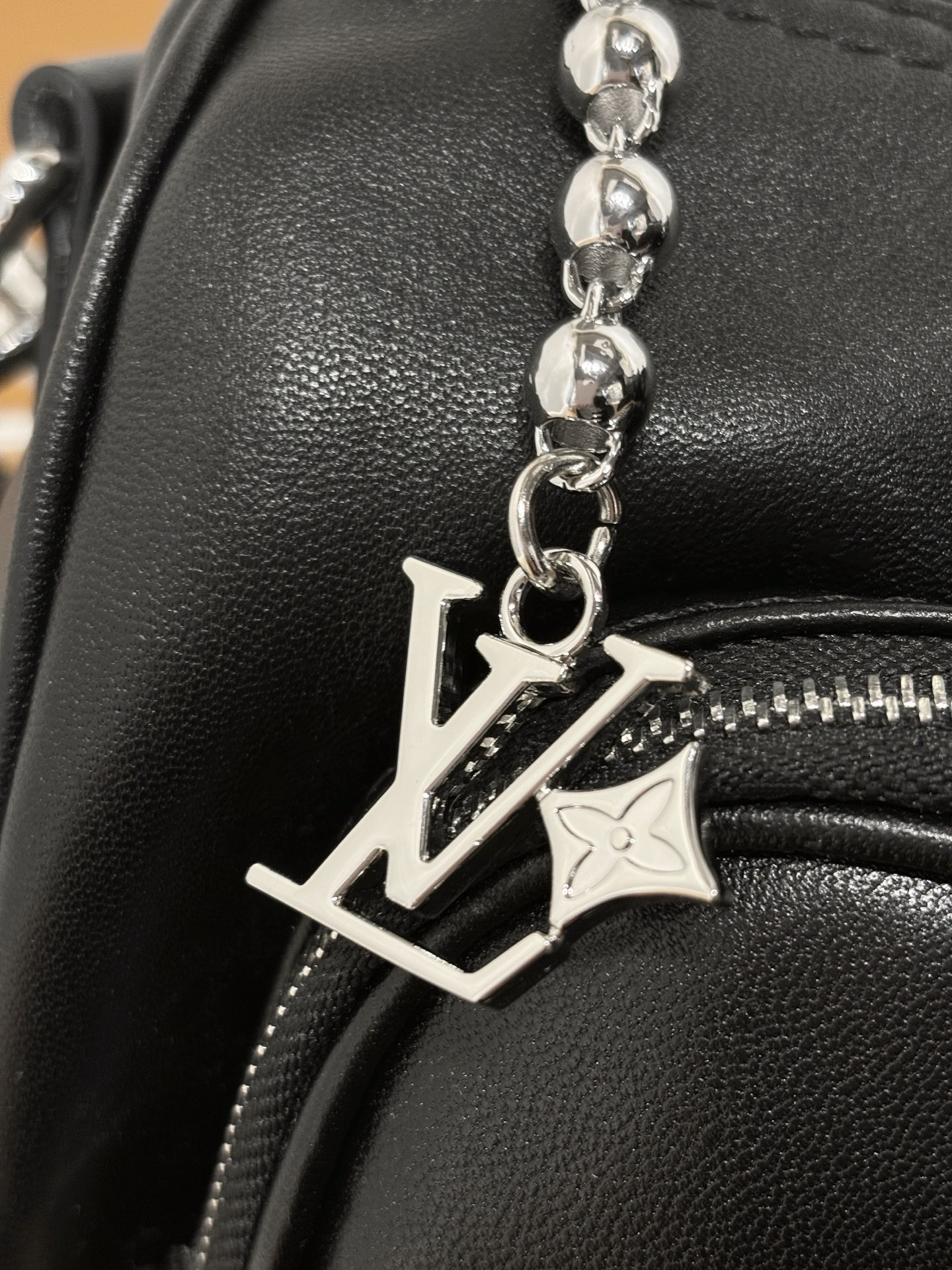 LV KEEPALL CARGO BANDOULIÈRE 25 M13988 25x15x11cm