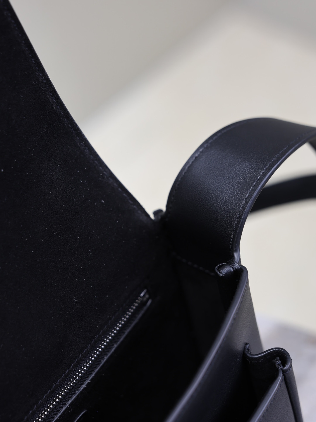 y*l Sa**t Lau*nt niki small satchel in smooth leather 21x16x5cm