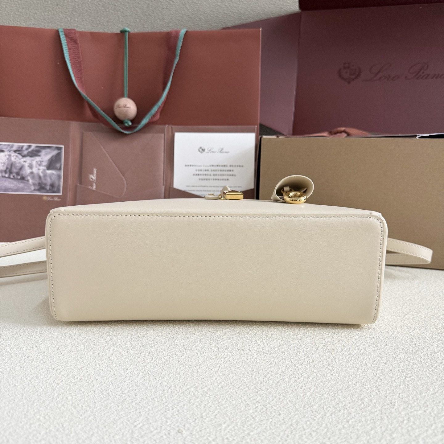 L**o p*ana extra pocket l27 calfskin 16x27x10cm